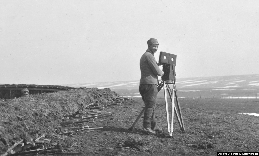 Fotografi Samson Chernov duke qëndruar përpara një pozicioni serb gjatë Luftës së Parë Ballkanike.