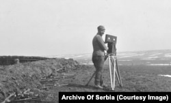 Fotografi Samson Chernov duke qëndruar përpara një pozicioni serb gjatë Luftës së Parë Ballkanike.