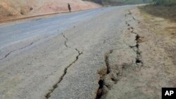 Pukotine na autoputu u blizini grada Kainantu, nakon zemljotresa jačine 7,6 stepeni na sjeveroistoku Papue Nove Gvineje, u nedjelju, 11. septembra 2022. 