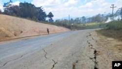 Пукнатини на автопат во близина на градот Каjнанту, по земјотресot со јачина од 7,6 степени во североисточна Папуа Нова Гвинеја