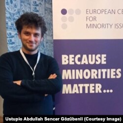 Abdullah Sencer Gözübenli je turski analitičar. Trenutno na finskom sveučilištu Åbo Akademi radi na doktoratu iz sociologije s posebnim fokusom na problemima manjina u međudržavnim odnosima na Balkanu.