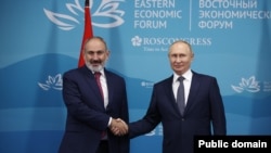 Премьер-министр Армении Никол Пашинян (слева) и президент России Владимир Путин