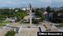 Паметникът на Червената армия в Бургас се издига високо над града.