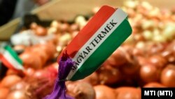 „Magyar termék” feliratú, nemzeti színű címke egy hagyma csomagolásán a hazai előállítású termékek népszerűsítését célzó Válaszd a hazait! kampányról tartott sajtótájékoztatón Budapesten, 2020. szeptember 3-án.