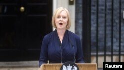 "Britansko društvo zajedno može prebroditi oluju i obnoviti gospodarstvo kako bismo postali moderna, briljantna Britanija, kakva znam da možemo biti", poručila je Liz Truss ispred Downing Streeta, London, 6. rujna 2022.