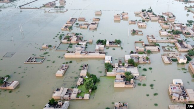 Оваа фотографија направена на 5 септември 2022 година покажува поплавени станбени области по обилните монсунски дождови во Дера Алах Јар, провинцијата Белучистан.