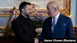 Regele Charles al Marii Britanii îl salută pe președintele Ucrainei, Volodimir Zelenski (stânga), la Palatul Buckingham, din Londra, pe 17 martie 2026.