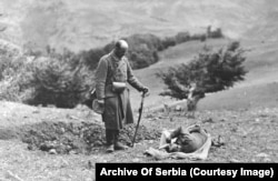 Fotografi e titulluar "Duke i dhënë lamtumirën shokut të rënë".