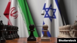 تصویر آرشیف: بیرق های اسرائیل و ایران و دانه های صف کشیدهٔ شطرنج 