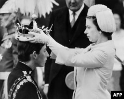  Кралица Елизабет Втора слага корона на главата на сина си Чарлз по време на провъзгласяването му за нов принц на Уелс, 1 юли 1969 година 