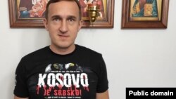 Dimitrije Markoviq i veshur me një bluzë me mbishkrimin "Kosova është Serbi". Fotografia është shpërndarë nga Qeveria e Kosovës.
