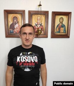 Dimitrije Marković u majici sa natpisom "Kosovo je Srbija". Fotografiju je distribuirala Vlada Kosova.