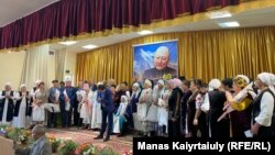 Поминальное мероприятие в школе села Сарыжаз, которой присвоено имя Алтынбека Сарсенбайулы. Алматинская область, 10 сентября 2022 года