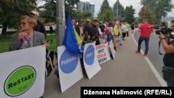 Citizens who oppose changes to the election law of Bosnia-Herzegovina protest in Sarajevo. (file photo)
