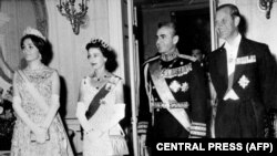 Кралица Елизабет Втора и принц Филип посещават иранския шах Мохаммад Реза Пахлави, 1961 г. Елизабет е монархът, пътувал най-много в британската история.