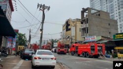 Vatrogasna vozila ispred karaoke bara nakon požara u gradu Tuan An u južnom Vijetnamu, 7. septembar 2022.