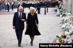 Vineri, 9 septembrie, cu o zi înaintea anunțului oficial, Regele Charles și regina consoară Camilla se uită la mesajele de adio ale oamenilor pentru Regina Elisabeta. Anterior, cei doi au vorbit cu oamenii strânși la Palatul Buchingham să-i aducă un omagiu răposatei