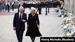 Regele Chales al III-ea și Camilla, Regina consort, trec prin fața Palatului Buckingham unde sunt depuse flori în amintirea Reginei Elisabeta, Londra, 9 septembrie 2022