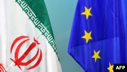 تصویر آرشیف: بیرق اتحادیه اروپا در کنار بیرق ایران 
