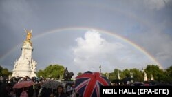 Curcubeu deasupra Memorialului Reginei Victoria, în ziua în care mulțimea s-a adunat în fața Palatului Buckingham din Londra, cu puțin timp înainte de anunțul morții Reginei, pe 8 septembrie.