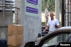 Osoblje je u četvrtak napustilo zgradu Ambasade u Tirani, nakon čega je ušla policija.