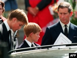  Принц Чарлз дружно със синовете си Уилям и Хари на погребението на лейди Даяна, 6 септември 1997 година 