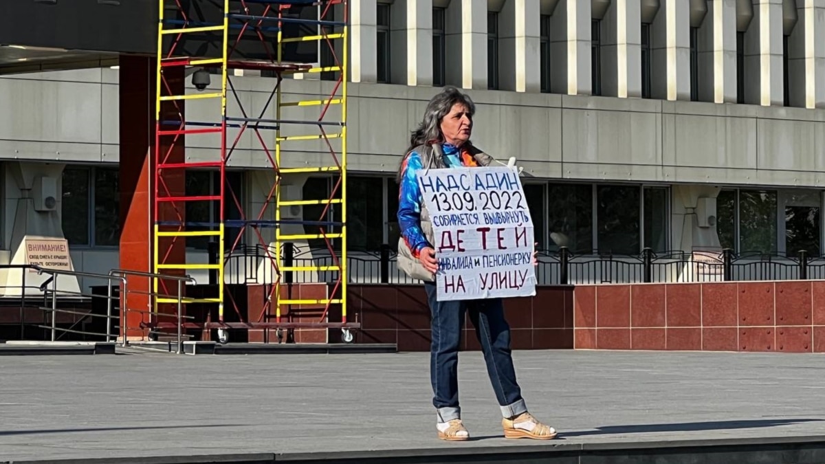 Сахалинка несколько дней проводит пикеты у областной администрации