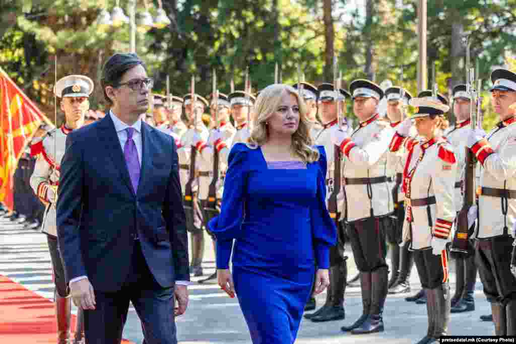 СЛОВАЧКА / МАКЕДОНИЈА -&nbsp;Ги поздравувам сите чекори на вашата земја за приближување кон ЕУ. Словачка, која помина низ тој процес, ќе продолжи со континуираната, несмалена поддршка. Потребни се големи напори и политичка храброст, порача претседателката на Словачката Република Зузана Чапутова по денешната средба со нејзиниот домаќин, претседателот Стево Пендаровски.