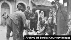 Черногорски войници се пазарят с продавач на тютюн в неидентифициран град.