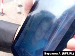 Ирина Днепровская показывает фото сына Руслана Днепровского, погибшего в Сирии