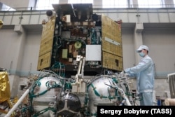 Співробітник підпиємства ракетно-космічної галузі «НПО імені С. Лавочкіна» біля автоматичної станції «Луна-25». Станція розбилась при зіткненні з поверхнею місяця 20 серпня 2023 року, втративши перед тим контроль з Центром управління