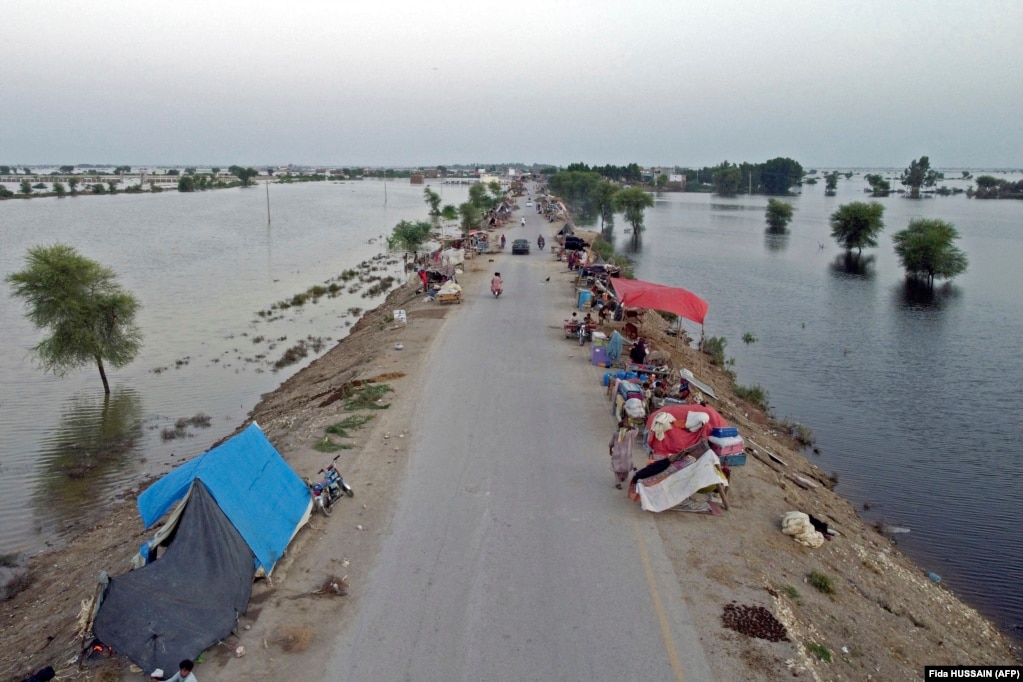 Kjo fotografi ae bërë nga lart tregon tendat e improvizuara të pakistanezëve të zhvendosur brenda vendit, pas shirave të dendur të monsune në distriktin Jaffarabad të provincës Baluçistan. Gati një e treta e Pakistanit është nën ujë - një zonë sa Mbretëria e Bashkuar - pas muajve të tërë të reshjeve monsune, si pasojë e të cilave më shumë se 1.300 njerëz kanë humbur jetën, ndërsa uji ka marrë me vete shtëpi, biznese, rrugë dhe ura.