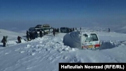 مسدود ماندن راه های مواصلاتی در برخی از مناطق دور افتاده منجر به ایجاد مشکلات تازه یی گردیده است