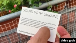 Німецький фотограф Сімон Кой роздрукував вже тисячі візитівок із закликом допомагати Україні