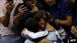  Алкарас се прегръща с треньора си Фереро след успеха. 