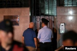 Policajci ispred Ambasade noć prije nego je osoblje napustilo zgradu.
