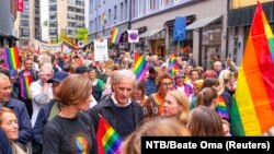 Norveški premijer Jonas Gahr Stoere učestvovao je u vozu duginih boja i obeležavanju solidarnosti u organizaciji Oslo Pridea, dva i po meseca nakon masovne pucnjave u Oslu, Norveška, 10. septembra 2022.