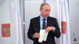 Владимир Путин на избирательном участке
