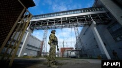 Ruski vojnik čuva područje nuklearne elektrane Zaporožje na teritoriji pod ruskom vojnom kontrolom, jugoistočna Ukrajina, 1. maj 2022.