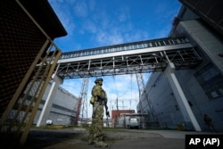 Un militar rus păzește o zonă a centralei nucleare Zaporojie, care se află sub controlul Moscovei din martie 2022.