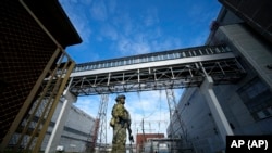 Руски войник охранява район на Запорожката атомна електроцентрала, 1 май