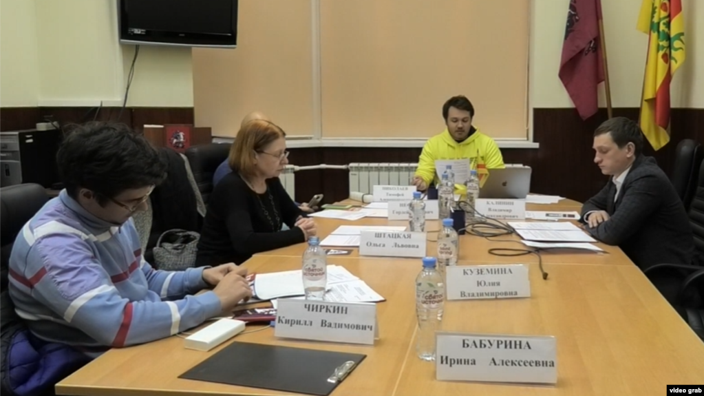 Các đại biểu thành phố ở quận Lomonosovsky, Moscow, trong một cuộc họp vào ngày 9 tháng 9, nói rằng những lời hùng biện gây hấn của Putin đã đẩy nước Nga trở lại thời kỳ Chiến tranh Lạnh.