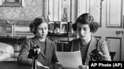  Принцеса Елизабет се приготвя за първото си присъединяване по радиото през 1940 година До нея е сестра й - принцеса Маргарет. 