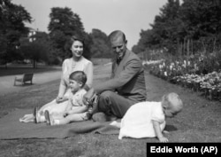 Familia regală britanică în 1951, pe pajistea de la Clarence House, reședința lor din Londra.