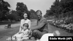 Familia regală britanică în 1951, pe pajistea de la Clarence House, reședința lor din Londra.