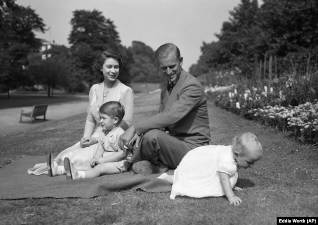 Kraljica Elizabeta i njen preminuli suprug princ Filip sa djecom, princom Čarlsom i princezom Anom u Londonu, 1951. godine