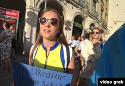 «Якщо ми будемо про це говорити, що війна триває, то люди будуть про це пам'ятати і все ж таки підтримувати» – українська мітингувальниця в Мюнхені