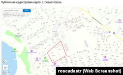 Скриншот публичной кадастровой карты России, красным выделен участок воинской части, на котором уже ведется строительство