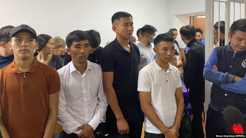 Молодые люди, заявившие о пытках после задержаний в январе и признанные потерпевшей стороной. Талдыкорган, 9 сентября 2022 года
