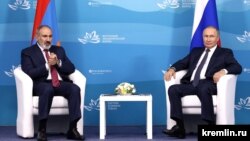 Vladimir Putin və Nikol Paşinyan Vladivostokda Şərq İqtisadi Forumunda